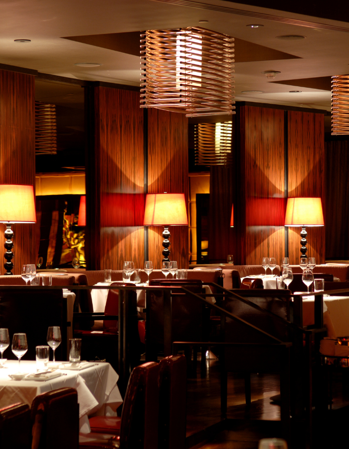 Salle du restaurant Kōhaku, ambiance feutrée