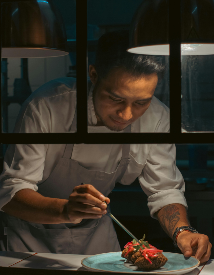 Le Chef Kenji Tanaka en cuisine